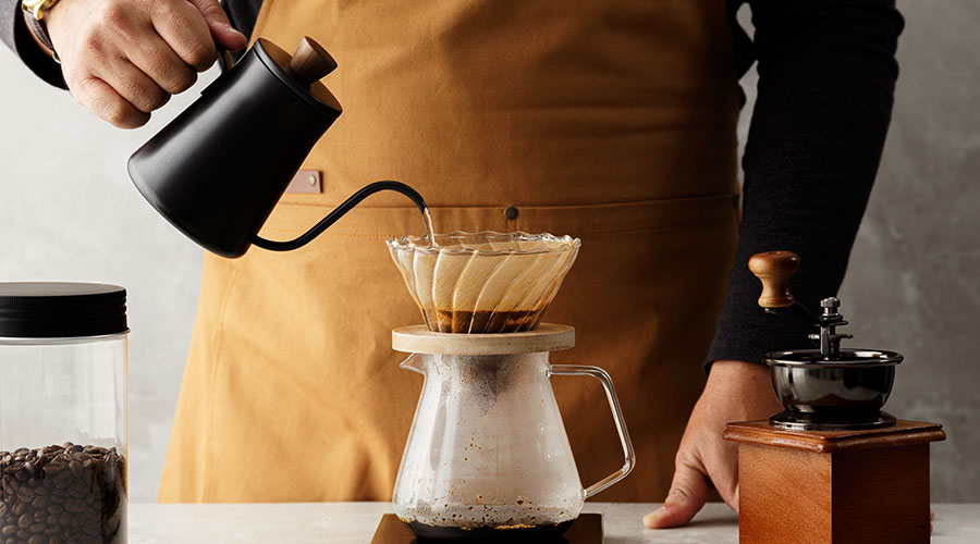 Dosering af kaffe til pour-over filterkaffe.