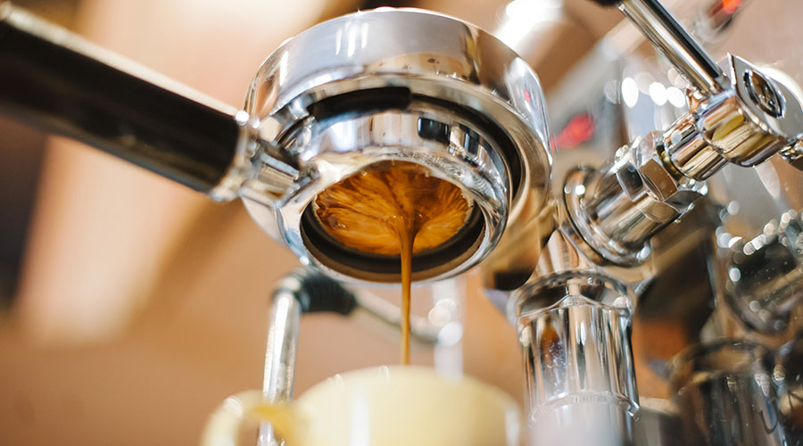 Specialkaffe brygges på espressomaskine.